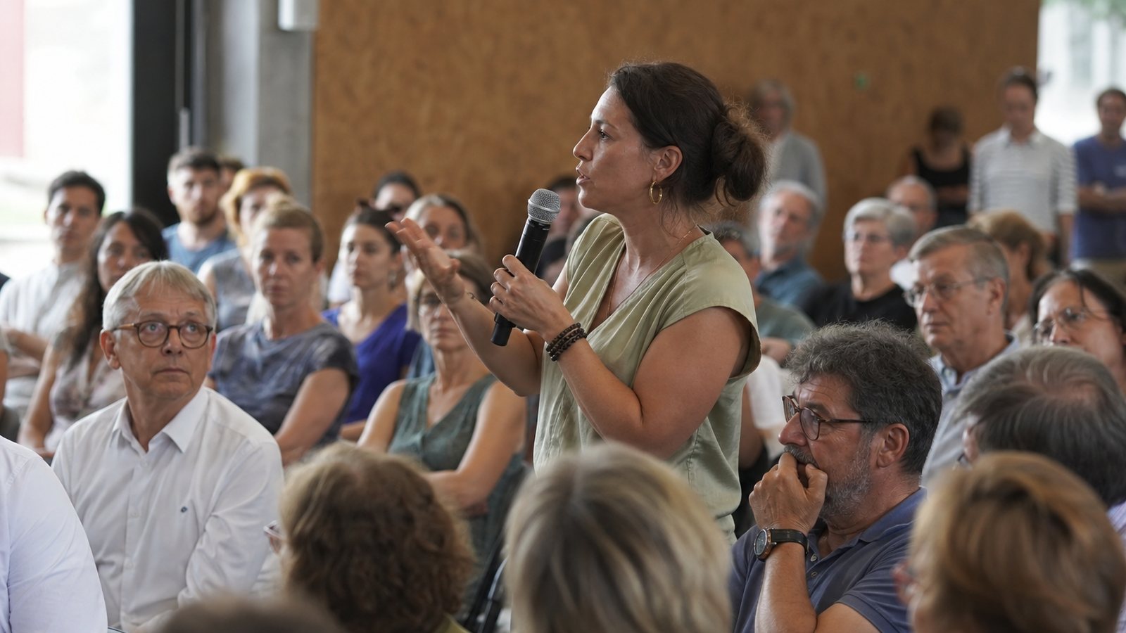 Membres réunis dans une salle pour l'assemblée générale annuelle de leur association